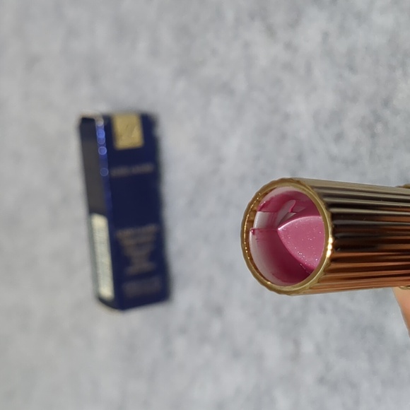 Estée Lauder Sig 19 Orchid Light Lipstick - Picture 8 of 9